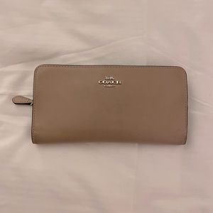 Coach wallet tan leather. No tears. Clean